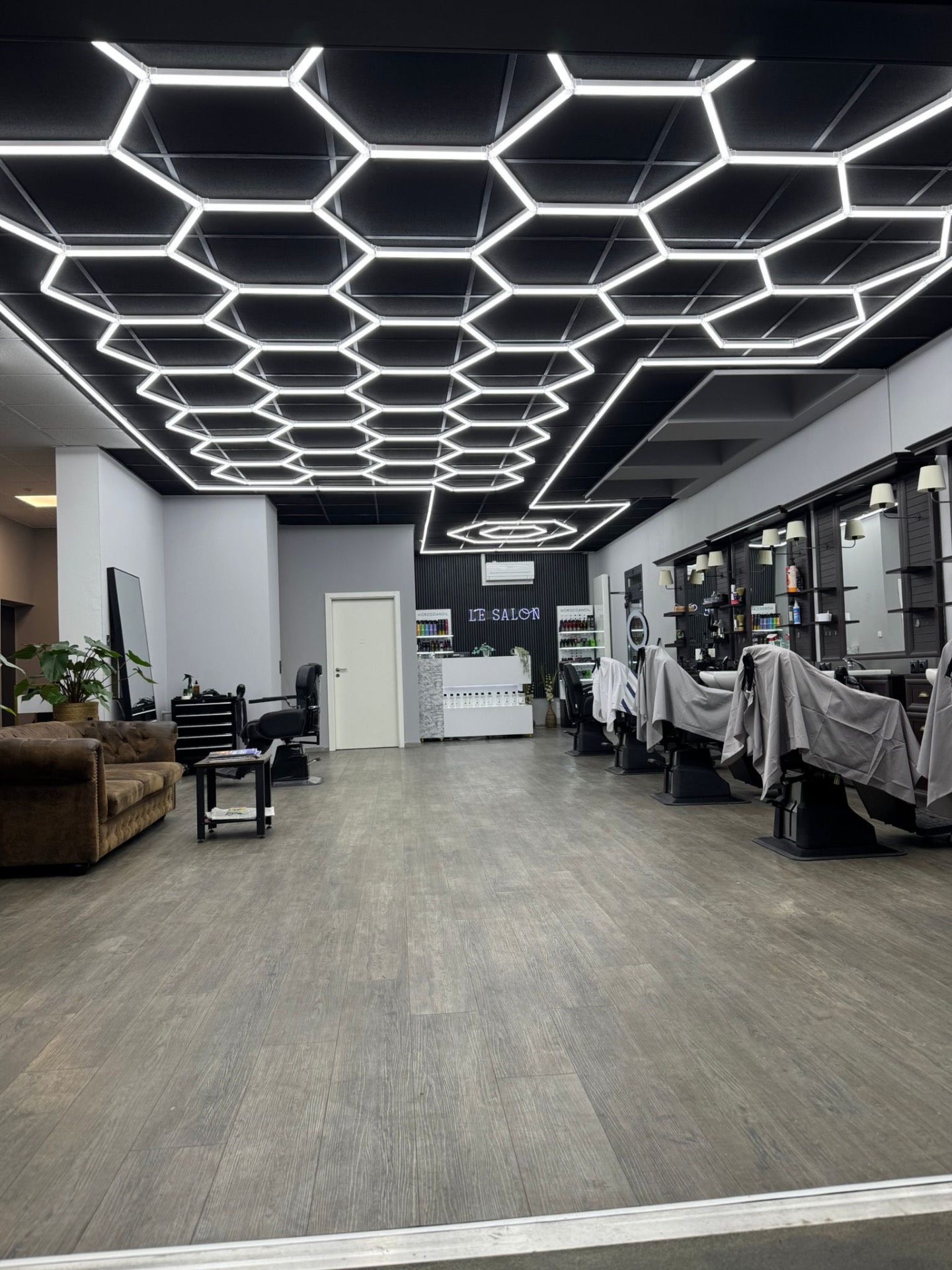 Le Salon Wiesloch Innenraum mit Hexagon-LED-Decke und Salonstühlen